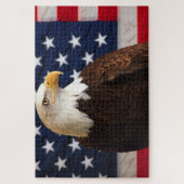 Bald Eagle mit der amerikanischen Flagge hinter ih Puzzle (Vertikal)