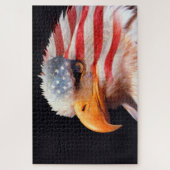 Bald Eagle mit einer amerikanischen Flagge in sein Puzzle (Vertikal)