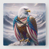 Bald Eagle mit einer amerikanischen Tränenflagge Quadratische Wanduhr (Vorderseite)