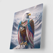 Bald Eagle mit einer amerikanischen Tränenflagge Quadratische Wanduhr (Winkel)