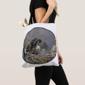 Bald Eagle mit ihrem Baby Tasche (Von Nahem)