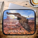 Bald Eagle Monument Tal Laptop Schläfchen Laptopschutzhülle<br><div class="desc">Laptop-Hülle mit Bild eines Glatzenadlers,  der bei Sonnenaufgang über das Monument Valley fliegt,  mit eigenen Texten (optional).</div>