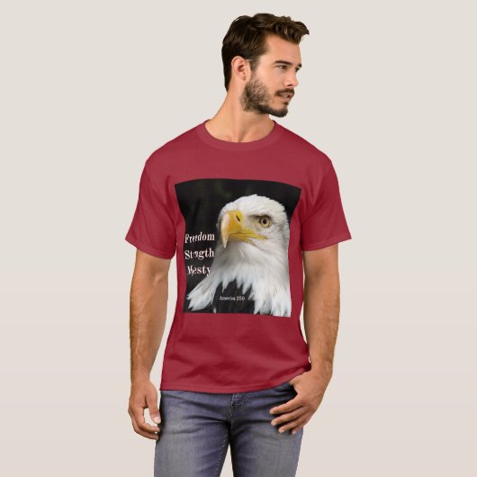 Bald eagle profile head on black background. T-Shi T-Shirt (Vorne ganz)