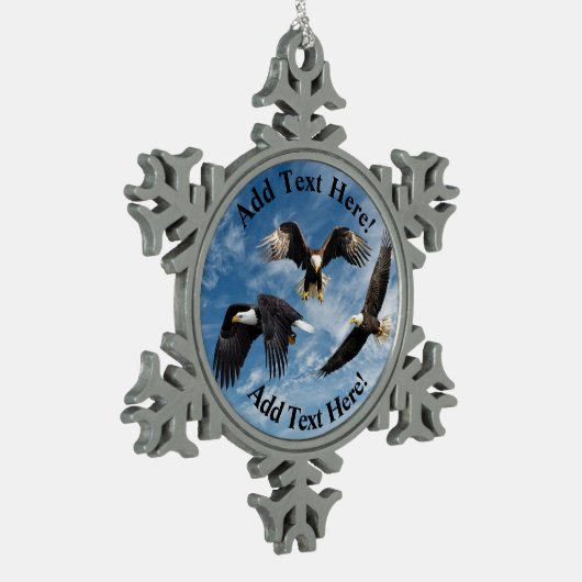 Bald Eagle Soaring Schneeflocken Zinn-Ornament (Links)
