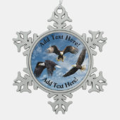 Bald Eagle Soaring Schneeflocken Zinn-Ornament (Vorderseite)
