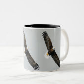 Bald Eagle Soaring Zweifarbige Tasse (VorderseiteRechts)