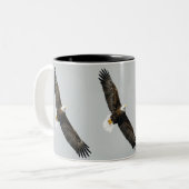 Bald Eagle Soaring Zweifarbige Tasse (Vorderseite Links)