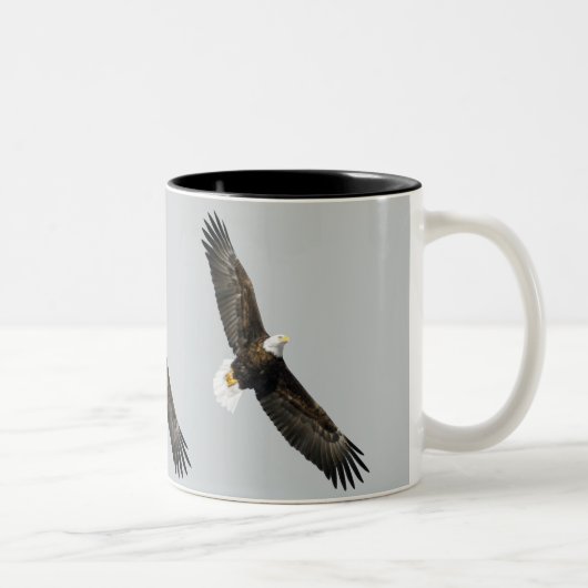 Bald Eagle Soaring Zweifarbige Tasse (Rechts)