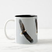 Bald Eagle Soaring Zweifarbige Tasse (Links)