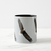 Bald Eagle Soaring Zweifarbige Tasse (Mittel)