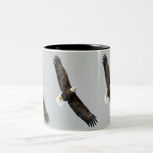 Bald Eagle Soaring Zweifarbige Tasse (Mittel)