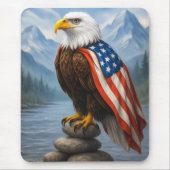 Bald Eagle trägt ein amerikanisches Flaggenkap Mousepad (Vorne)