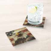 Bald Eagle über amerikanische Flagge Glasuntersetzer (Schrägansicht)