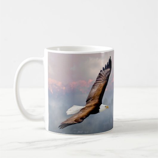 Bald Eagle über den olympischen Bergen Wildnis Kaffeetasse (Links)