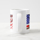 Bald Eagle und die amerikanische Flagge Jumbo-Tasse (Rückseite)