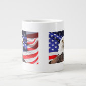 Bald Eagle und die amerikanische Flagge Jumbo-Tasse (Vorderseite)