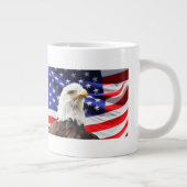 Bald Eagle und die amerikanische Flagge Jumbo-Tasse (Rechts)