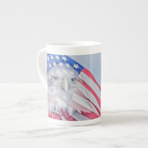 Bald Eagle und die amerikanische Flagge Porzellantasse