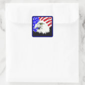 Bald Eagle und die amerikanische Flagge Quadratischer Aufkleber (Tasche)