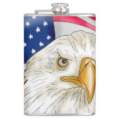 Bald Eagle vor der amerikanischen Flagge Patriotis Flachmann (Vorderseite)