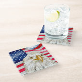 Bald Eagle vor der amerikanischen Flagge Patriotis Glasuntersetzer (Schrägansicht)