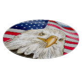 Bald Eagle vor der amerikanischen Flagge Patriotis Schneidebrett (Ecke)
