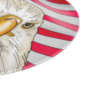 Bald Eagle vor der amerikanischen Flagge Patriotis Schneidebrett (Ecke)