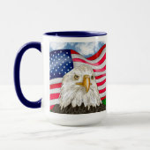 Bald Eagle vor der amerikanischen Flagge Patriotis Tasse (Links)