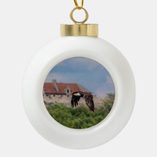 Bald Eagle vorbei an Fort Ticonabweicha Keramik Kugel-Ornament