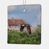Bald Eagle vorbei an Fort Ticonabweicha Keramikornament (Links)