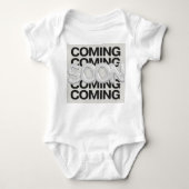 BALD KOMMEN BABY STRAMPLER (Vorderseite)