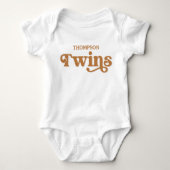 Bald kommt Baby Custom Twins Pregnancy Reveal Baby Strampler (Vorderseite)