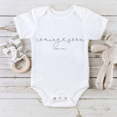 Bald kommt die moderne Kalligrafie Baby Strampler