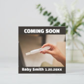 Bald kommt die positive Testschwangerschaft der so Ankündigung (Stehend Vorderseite)