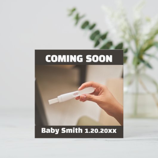 Bald kommt die positive Testschwangerschaft der so Ankündigung (Stehend Vorderseite)