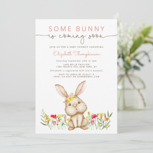 Bald kommt etwas Bunny mit einer kleinen Dusche Einladung (Stehend Vorderseite)