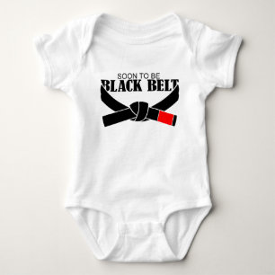 Bald, um schwarz Gürtel !!! Baby Strampler