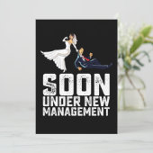 Bald unter der neuen Management Funny Wedding Einladung (Stehend Vorderseite)