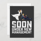 Bald unter der neuen Management Funny Wedding Einladungspostkarte (Vorne/Hinten)