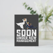 Bald unter der neuen Management Funny Wedding Einladungspostkarte (Stehend Vorderseite)