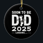 Bald Vater nach 2025 neuer Papa zu sein Keramik Ornament<br><div class="desc">Bald Vater nach 2025 neuer Papa zu sein</div>