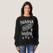 Bald werdende Oma Loading 2023 Zur Oma Befördert 2 Sweatshirt (Vorne ganz)
