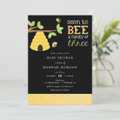 Bald wird eine Familie von drei Baby-Dusche Einladung (Stehend Vorderseite)