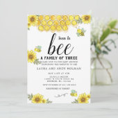 Bald wird eine Familie von drei Baby-Dusche Einladung (Stehend Vorderseite)