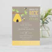 Bald wird eine Familie von drei Baby-Dusche Einladung (Stehend Vorderseite)