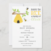 Bald wird eine Familie von drei Baby-Dusche Einladung (Vorderseite)