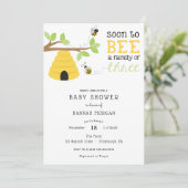 Bald wird eine Familie von drei Baby-Dusche Einladung (Stehend Vorderseite)