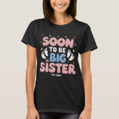 Bald wird es sein große Schwester Est 2025 T-Shirt (Vorderseite)