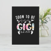 Bald wird Gigi Anfang 2022 florale neue Oma Mutter Save The Date (Stehend Vorderseite)