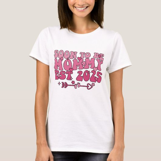 Bald wird Mommy 2025 Groovy Mama Est 2025 erwarten T-Shirt (Vorderseite)